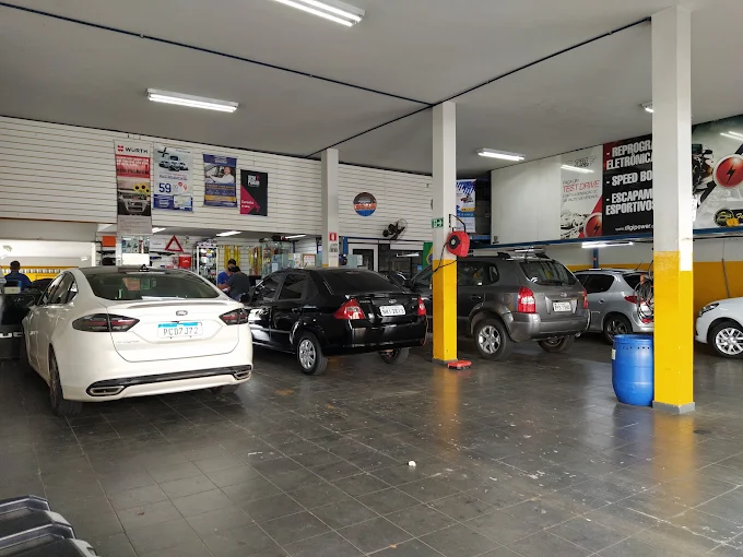 Interior da oficina com vários veículos