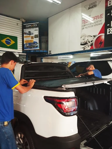 Equipe trabalhando em uma caminhonete